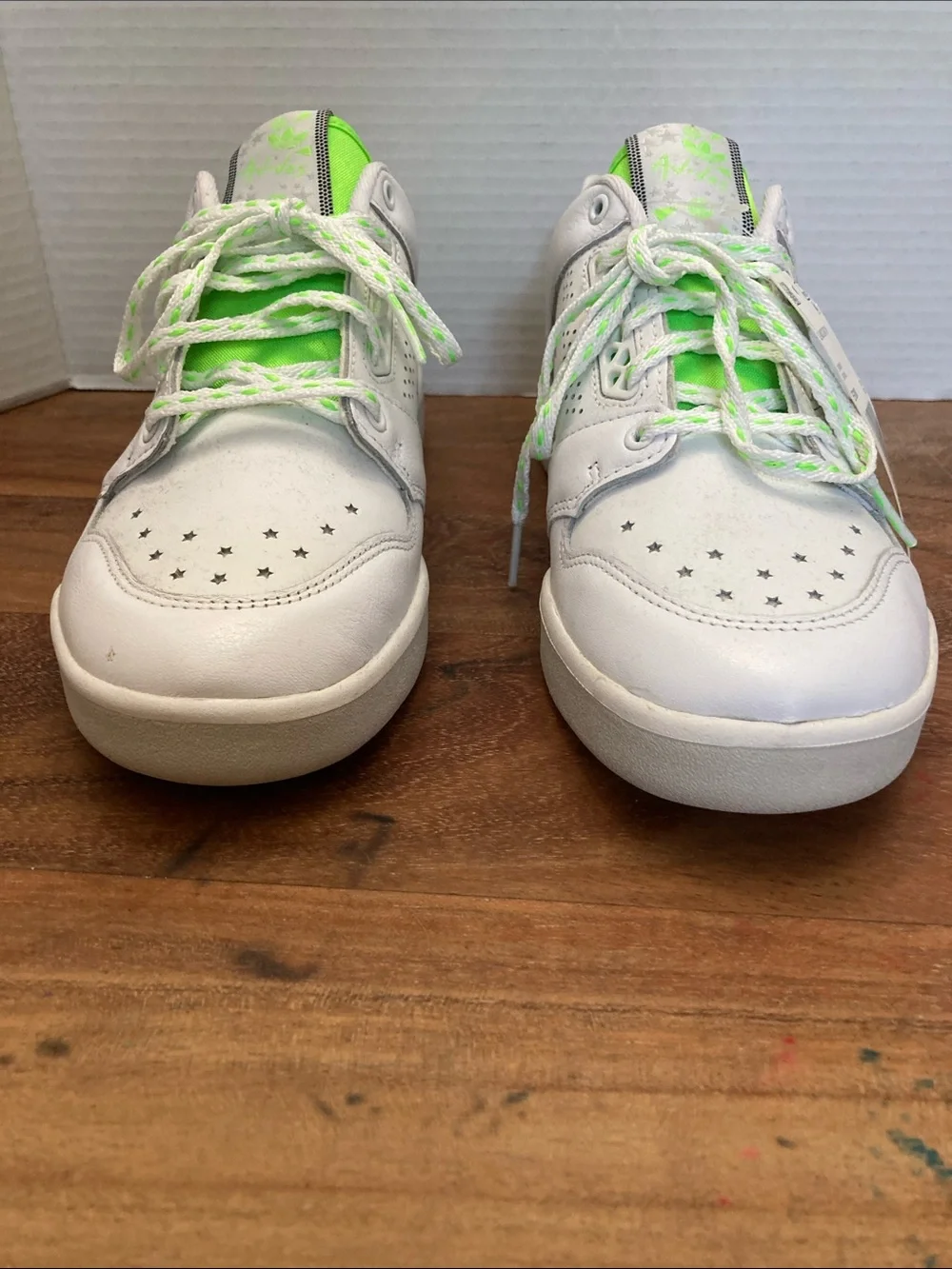 Adidas Slamcourt Stars Women’s White Sneakers with Neon Green Accents Size 7.5